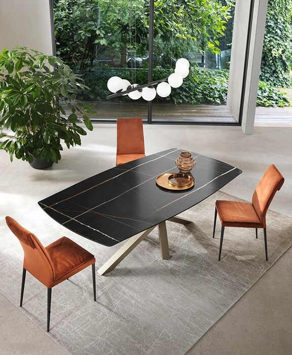 Shangai è un tavolo iconico, design raffinato e varia gamma di piani in ceramica