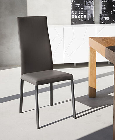 Sedie in pelle di design, moderne ed eleganti, ideali per l'arredo di sala, soggiorno, salotto o camera da letto