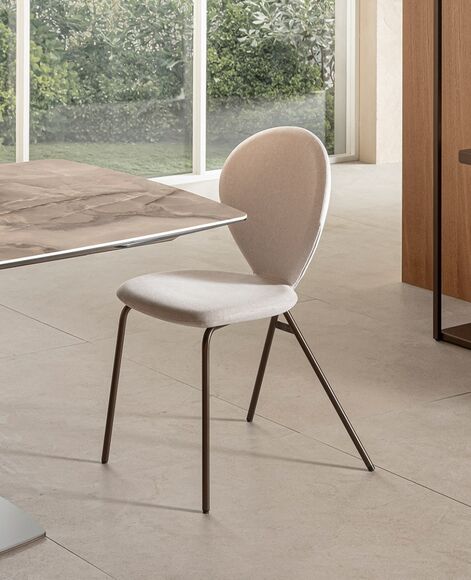 Perla, sedia di design senza braccioli con gambe incrociate, imbottitura in poliuretano flessibile