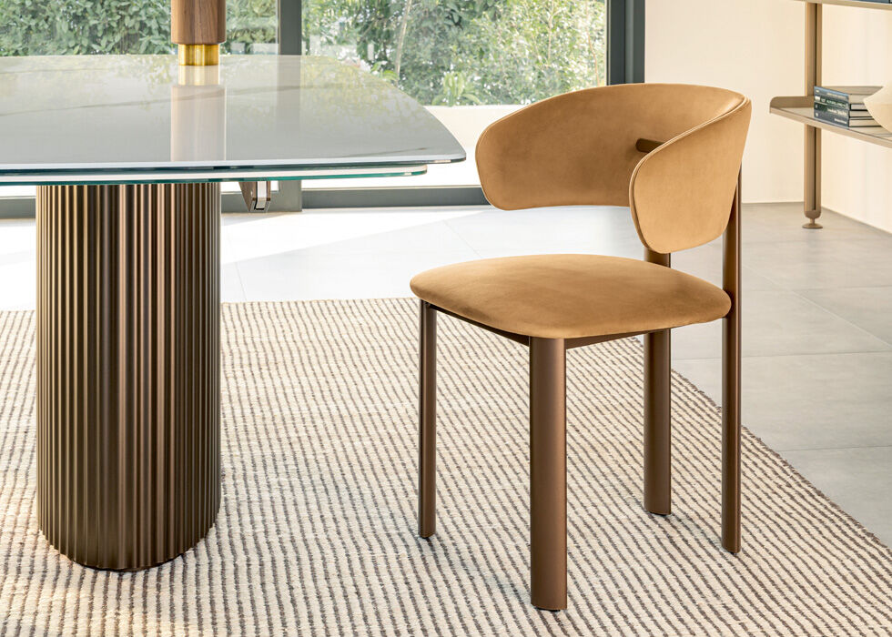 Avvolgente come un abbraccio, silenziosa come la vera eleganza. La sedia di design Velvet unisce l’anima morbida del design al rigore elegante dei materiali