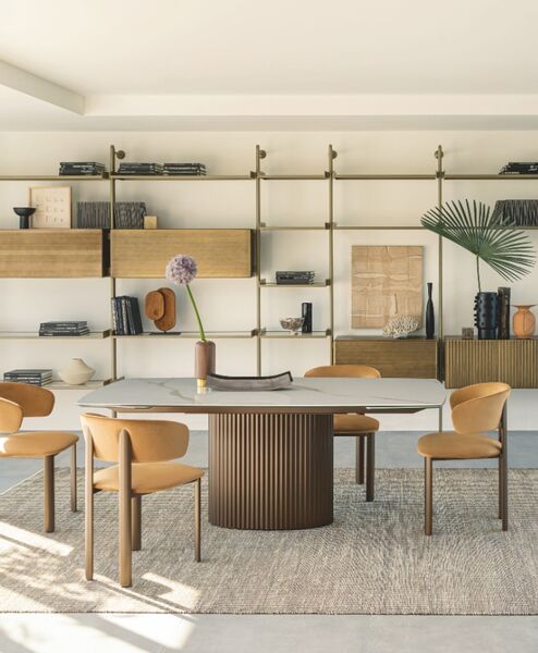 Collezione Riflessi, tavolo Enea, sedie Velvet, libreria componibile Techwall