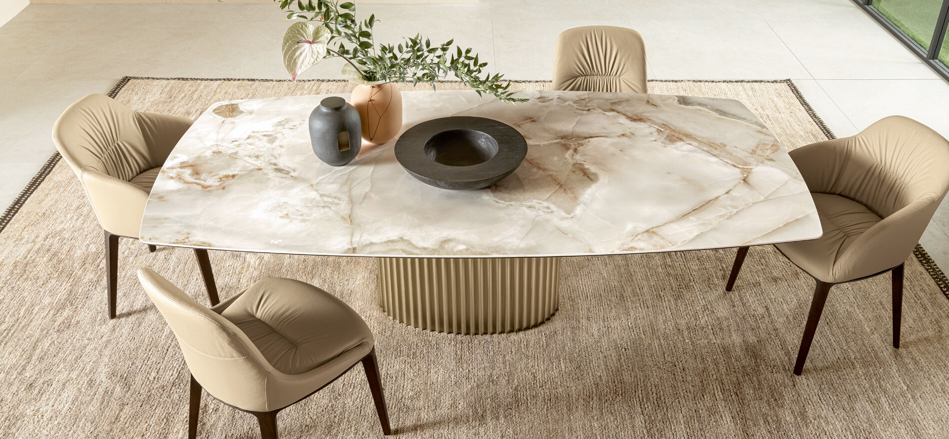 Tavolo da pranzo moderno di design con piano in ceramica effetto marmo - Enea, Riflessi